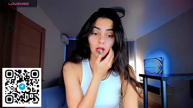 EmiliaZen online show from October 10, 2025, 1:12 pm