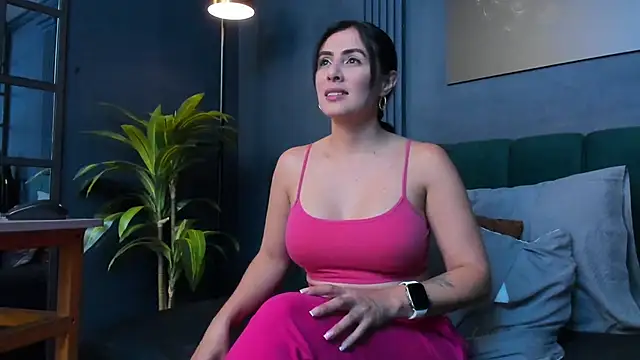 scarlet edwars online show from November 13, 2025, 4:33 pm