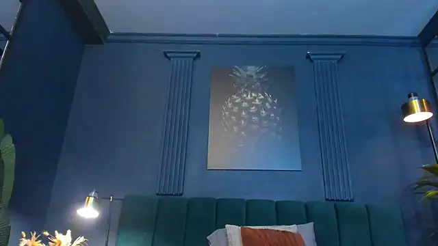 scarlet edwars online show from December 15, 2025, 7:09 pm