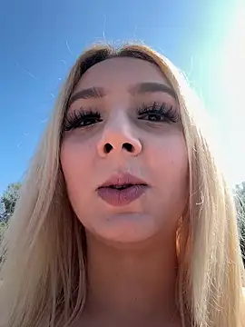 hotamanda01 online show from February 26, 2026, 12:49 pm