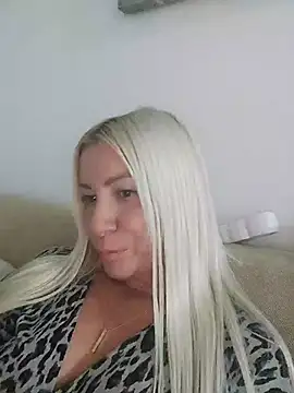 Snapshot of visnjica chatting on October 19, 2025, 5:16 pm visnjica online show from October 19, 2025, 5:16 pm