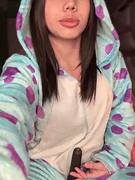 Laura-Khalifa online show from November 9, 2025, 5:55 am