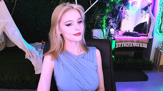 LeonaStane online show from November 28, 2025, 6:08 pm