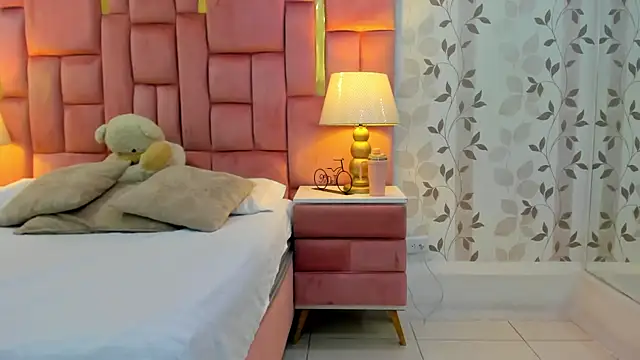 ArianaFranco online show from April 7, 2026, 1:13 pm