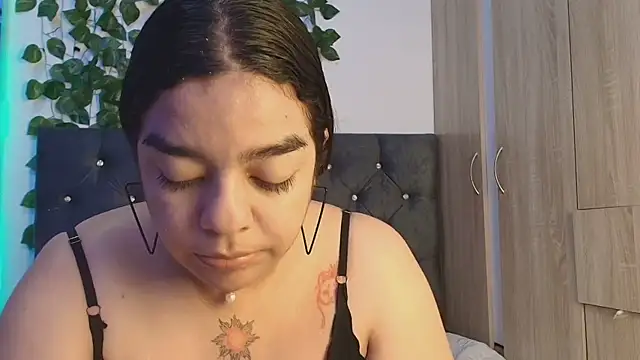 lauravince online show from June 5, 2026, 12:04 am