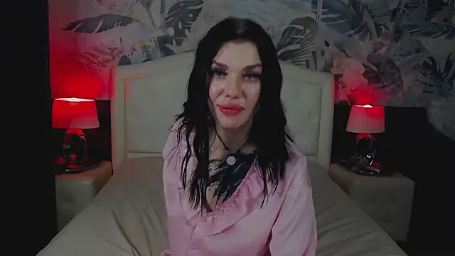 Snapshot of MaeveMoon chatting on May 5, 2026, 2:14 am MaeveMoon online show from May 5, 2026, 2:14 am