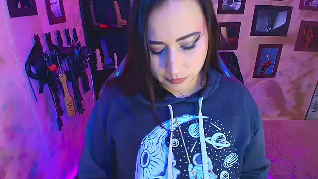 cherryy bombshelll online show from February 13, 2026, 5:35 pm