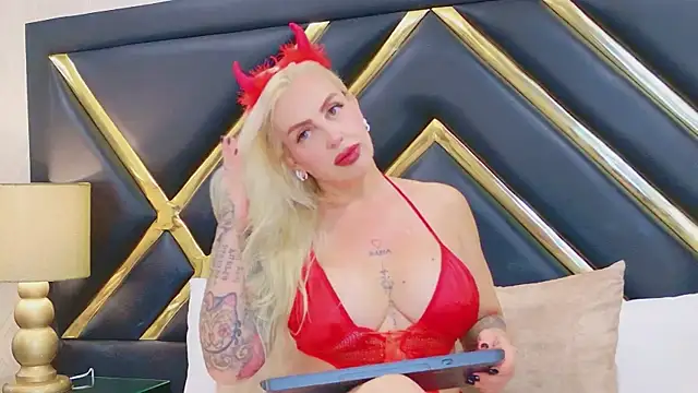 Snapshot of SophieWinsloow chatting on April 29, 2026, 1:04 pm SophieWinsloow online show from April 29, 2026, 1:04 pm