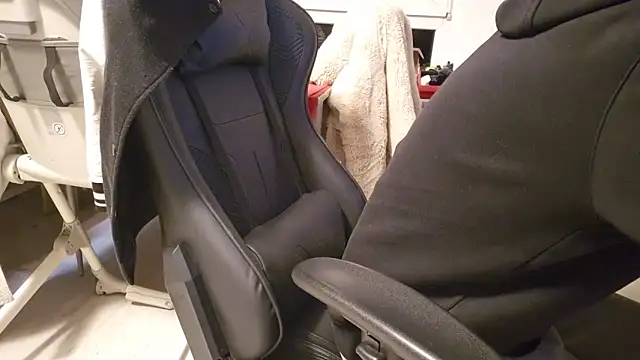 ademandjulia online show from October 10, 2025, 6:42 pm