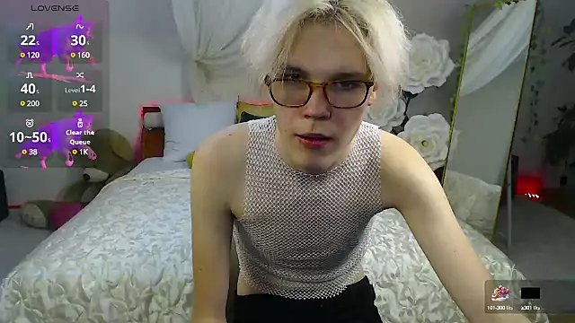 LouiseCoke online show from March 18, 2025, 5:55 pm