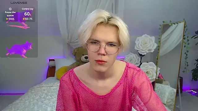 LouiseCoke online show from March 20, 2025, 5:04 pm