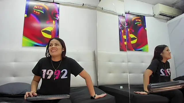 Snapshot of EsperanzaAndJey chatting on March 4, 2025, 7:54 pm EsperanzaAndJey online show from March 4, 2025, 7:54 pm