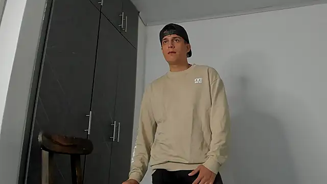 hugosan12 online show from March 6, 2025, 10:26 pm