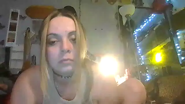 Snapshot of ShysluutGia chatting on February 5, 2026, 10:55 am ShysluutGia online show from February 5, 2026, 10:55 am