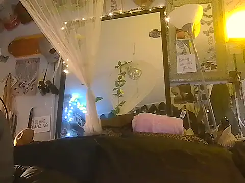 Snapshot of ShysluutGia chatting on October 15, 2025, 4:04 pm ShysluutGia online show from October 15, 2025, 4:04 pm