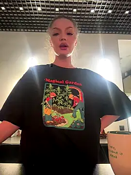 AlexaBright online show from November 4, 2025, 7:06 pm