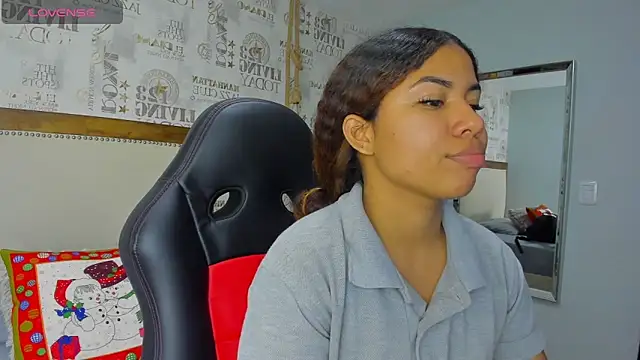 MELINAMARTINS online show from December 17, 2025, 7:08 pm