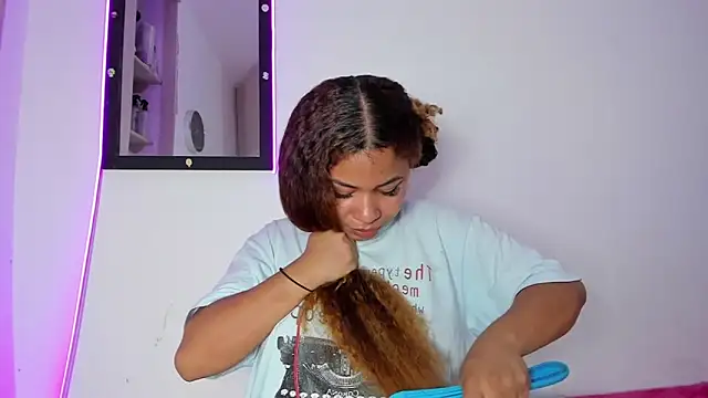 MELINAMARTINS online show from April 13, 2026, 8:46 pm