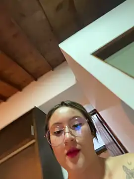 ValentinaOrtiz3 online show from February 19, 2025, 4:12 am