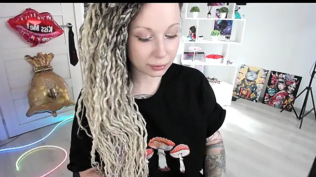 Snapshot of HoneySallyMoore chatting on June 18, 2026, 3:50 pm HoneySallyMoore online show from June 18, 2026, 3:50 pm
