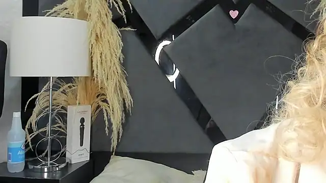 TianahGlow online show from February 15, 2026, 8:02 am