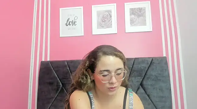 Amelia Royer online show from March 18, 2025, 6:39 pm