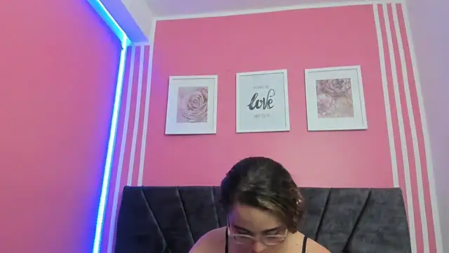 Amelia Royer online show from March 13, 2025, 3:39 pm