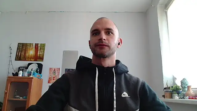 OskarBreno online show from May 2, 2026, 9:36 am