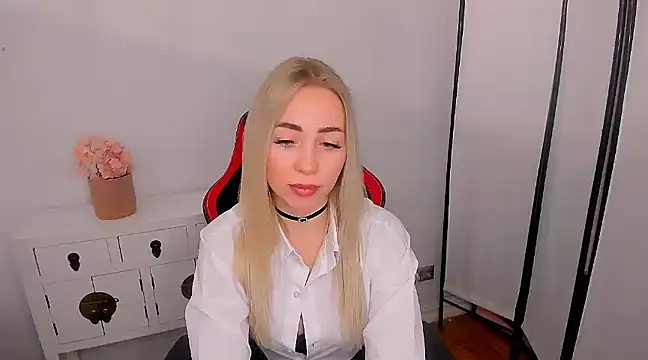 MargaritaRose online show from February 17, 2025, 3:33 pm