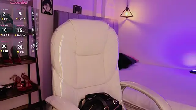 Miller Vanessa  online show from October 13, 2025, 8:21 pm