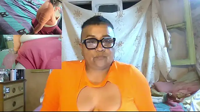 Snapshot of erinadarling79 chatting on October 18, 2025, 1:40 am erinadarling79 online show from October 18, 2025, 1:40 am