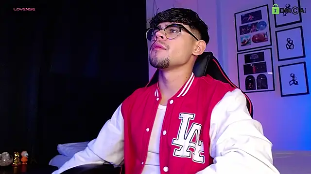 isaac-saenz online show from December 4, 2025, 12:31 am