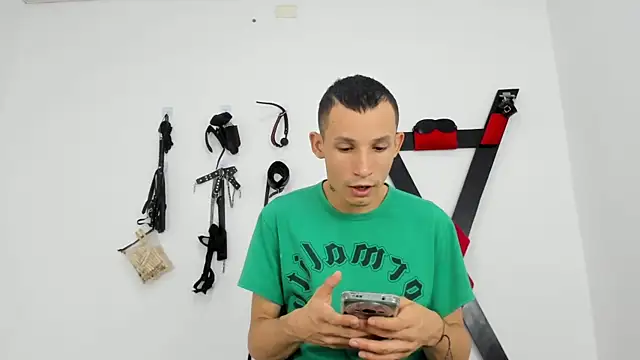 Isak Millan online show from November 10, 2025, 1:27 pm