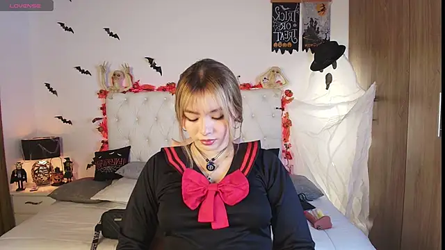 Snapshot of Julieta_priv chatting on October 8, 2025, 2:29 pm Julieta priv online show from October 8, 2025, 2:29 pm