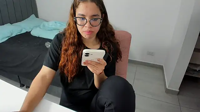 Greciaruiz  online show from September 29, 2025, 10:59 pm