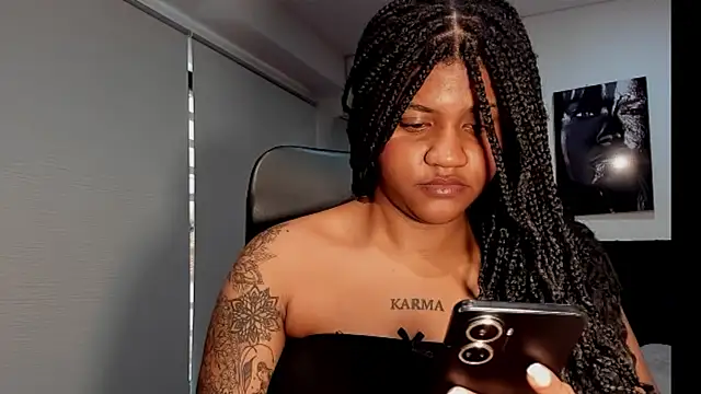 Snapshot of ZahraRose chatting on October 13, 2025, 9:49 pm ZahraRose online show from October 13, 2025, 9:49 pm