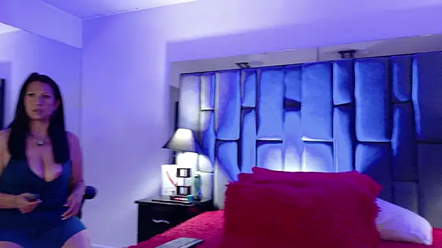 Aisha Nowak online show from April 10, 2026, 10:06 pm