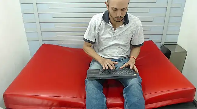 JhonTorres018 online show from February 25, 2025, 10:20 pm