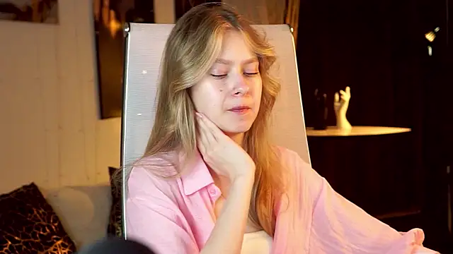 Snapshot of EveMundie chatting on May 20, 2026, 9:28 am EveMundie online show from May 20, 2026, 9:28 am