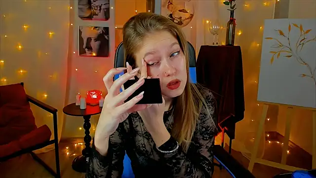 EveMundie online show from December 2, 2025, 12:51 pm