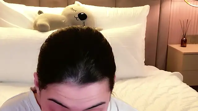 Alice Deleon online show from November 26, 2025, 10:48 am