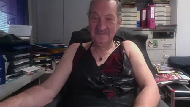 Snapshot of HMStraps01 chatting on January 6, 2026, 1:04 pm HMStraps01 online show from January 6, 2026, 1:04 pm