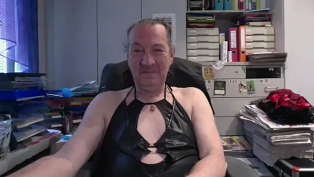 HMStraps01 online show from April 18, 2026, 7:11 am