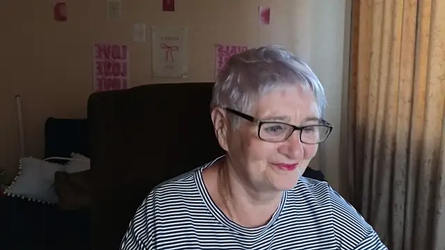 Snapshot of Sandra_Snowflake chatting on May 27, 2026, 4:20 am Sandra Snowflake online show from May 27, 2026, 4:20 am