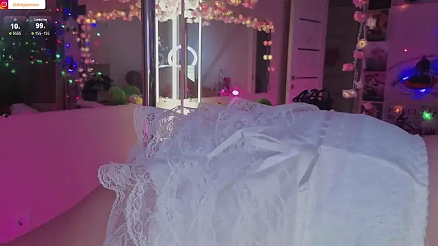 Sparkle Mona online show from November 17, 2025, 3:32 am