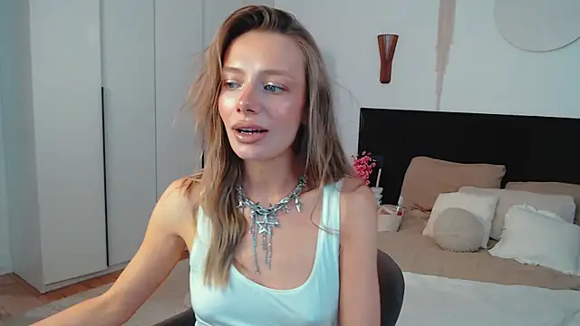 LunaticaBae online show from July 16, 2026, 6:10 am