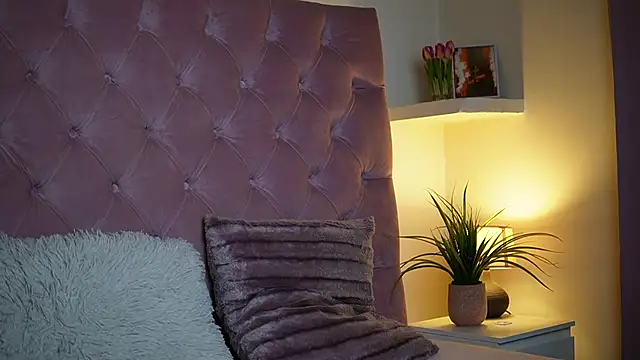 MaiaMini online show from October 14, 2025, 9:25 pm