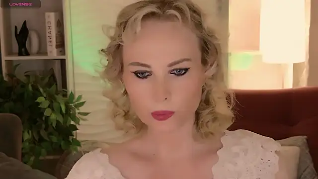 Snapshot of Sandra_Kind chatting on June 27, 2026, 5:24 am Sandra Kind online show from June 27, 2026, 5:24 am