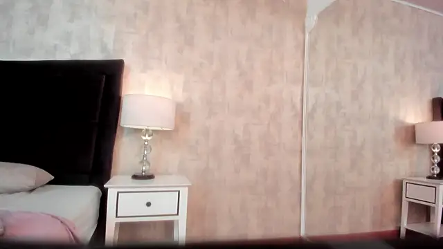 NahomyCarther online show from November 15, 2025, 4:49 am