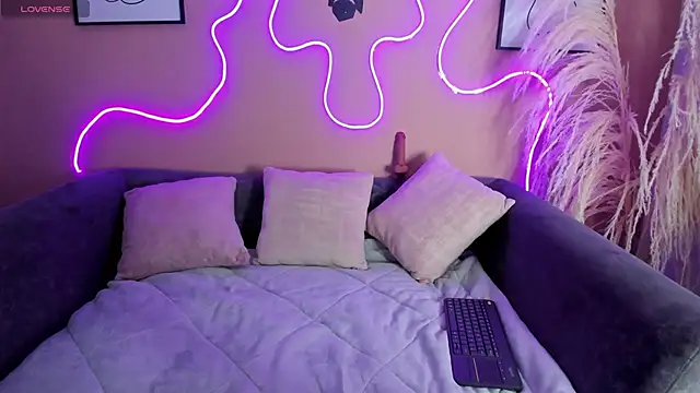 valkiria davies  online show from February 20, 2025, 12:04 pm